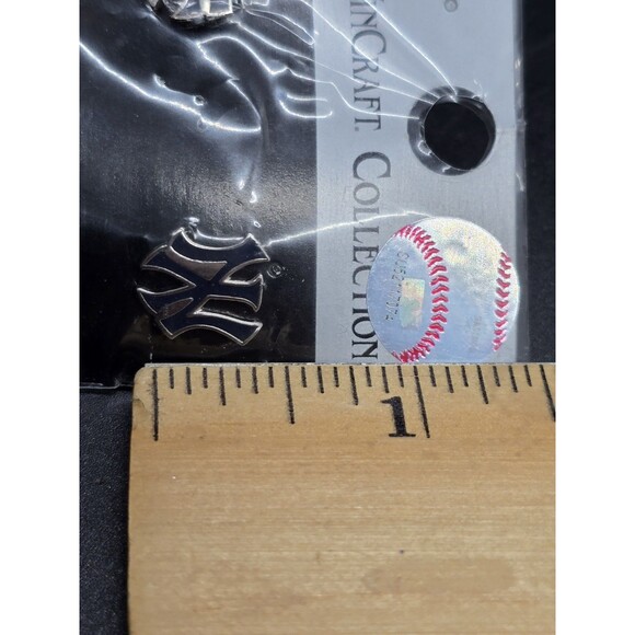 MLB New York Yankees Post Earrings Interlocking NY New In Package - Picture 6 of 6